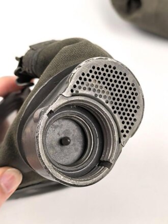 Luftwaffe, Gasmaskenbeutel  für Fallschirmjäger. Getragenes Stück, Hersteller bwz. Druckknöpfe und Reissverschluss gängig.. Der D-Ring an Beutel mit älterer Reparaturstelle