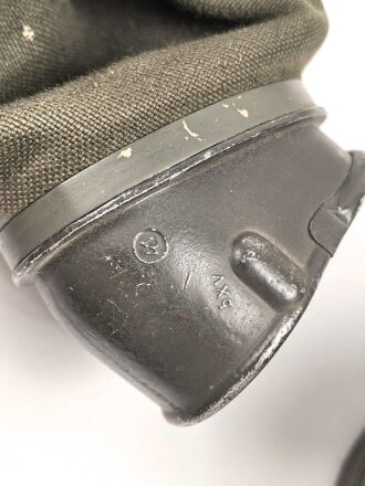 Luftwaffe, Gasmaskenbeutel  für Fallschirmjäger. Getragenes Stück, Hersteller bwz. Druckknöpfe und Reissverschluss gängig.. Der D-Ring an Beutel mit älterer Reparaturstelle