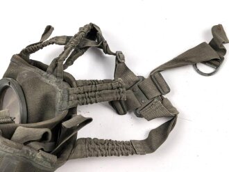 Luftwaffe, Gasmaskenbeutel  für Fallschirmjäger. Getragenes Stück, Hersteller bwz. Druckknöpfe und Reissverschluss gängig.. Der D-Ring an Beutel mit älterer Reparaturstelle