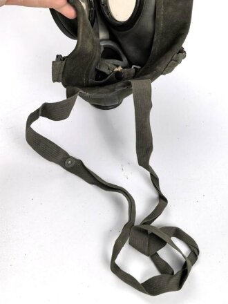 Luftwaffe, Gasmaskenbeutel  für Fallschirmjäger. Getragenes Stück, Hersteller bwz. Druckknöpfe und Reissverschluss gängig.. Der D-Ring an Beutel mit älterer Reparaturstelle
