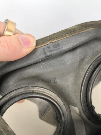 Luftwaffe, Gasmaskenbeutel  für Fallschirmjäger. Getragenes Stück, Hersteller bwz. Druckknöpfe und Reissverschluss gängig.. Der D-Ring an Beutel mit älterer Reparaturstelle