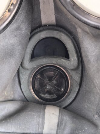 Luftwaffe, Gasmaskenbeutel  für Fallschirmjäger. Getragenes Stück, Hersteller bwz. Druckknöpfe und Reissverschluss gängig.. Der D-Ring an Beutel mit älterer Reparaturstelle
