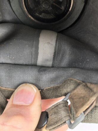 Luftwaffe, Gasmaskenbeutel  für Fallschirmjäger. Getragenes Stück, Hersteller bwz. Druckknöpfe und Reissverschluss gängig.. Der D-Ring an Beutel mit älterer Reparaturstelle