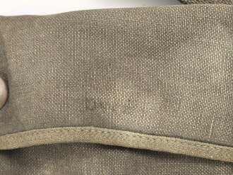 Luftwaffe, Gasmaskenbeutel  für Fallschirmjäger. Getragenes Stück, Hersteller bwz. Druckknöpfe und Reissverschluss gängig.. Der D-Ring an Beutel mit älterer Reparaturstelle