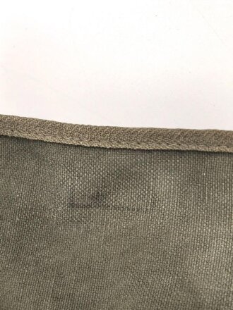 Luftwaffe, Gasmaskenbeutel  für Fallschirmjäger. Getragenes Stück, Hersteller bwz. Druckknöpfe und Reissverschluss gängig.. Der D-Ring an Beutel mit älterer Reparaturstelle