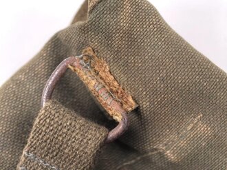 Luftwaffe, Gasmaskenbeutel  für Fallschirmjäger. Getragenes Stück, Hersteller bwz. Druckknöpfe und Reissverschluss gängig.. Der D-Ring an Beutel mit älterer Reparaturstelle