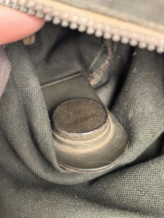 Luftwaffe, Gasmaskenbeutel  für Fallschirmjäger. Getragenes Stück, Hersteller bwz. Druckknöpfe und Reissverschluss gängig.. Der D-Ring an Beutel mit älterer Reparaturstelle