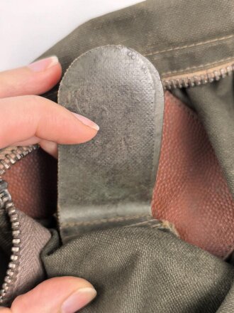 Luftwaffe, Gasmaskenbeutel  für Fallschirmjäger. Getragenes Stück, Hersteller bwz. Druckknöpfe und Reissverschluss gängig.. Der D-Ring an Beutel mit älterer Reparaturstelle