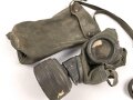 Luftwaffe, Gasmaskenbeutel  für Fallschirmjäger. Getragenes Stück, Hersteller bwz. Druckknöpfe und Reissverschluss gängig.. Der D-Ring an Beutel mit älterer Reparaturstelle