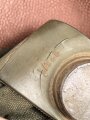 Luftwaffe, Gasmaskenbeutel  für Fallschirmjäger. Getragenes Stück, Hersteller bwz. Druckknöpfe und Reissverschluss gängig.. Der D-Ring an Beutel mit älterer Reparaturstelle