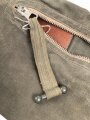Luftwaffe, Gasmaskenbeutel  für Fallschirmjäger. Getragenes Stück, Hersteller bwz. Druckknöpfe und Reissverschluss gängig.. Der D-Ring an Beutel mit älterer Reparaturstelle