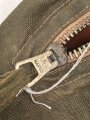 Luftwaffe, Gasmaskenbeutel  für Fallschirmjäger. Getragenes Stück, Hersteller bwz. Druckknöpfe und Reissverschluss gängig.. Der D-Ring an Beutel mit älterer Reparaturstelle
