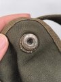 Luftwaffe, Gasmaskenbeutel  für Fallschirmjäger. Getragenes Stück, Hersteller bwz. Druckknöpfe und Reissverschluss gängig.. Der D-Ring an Beutel mit älterer Reparaturstelle