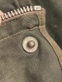 Luftwaffe, Gasmaskenbeutel  für Fallschirmjäger. Getragenes Stück, Hersteller bwz. Druckknöpfe und Reissverschluss gängig.. Der D-Ring an Beutel mit älterer Reparaturstelle