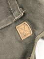 Luftwaffe, Gasmaskenbeutel  für Fallschirmjäger. Getragenes Stück, Hersteller bwz. Druckknöpfe und Reissverschluss gängig.. Der D-Ring an Beutel mit älterer Reparaturstelle