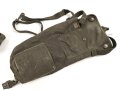 Luftwaffe, Gasmaskenbeutel  für Fallschirmjäger. Getragenes Stück, Hersteller bwz. Druckknöpfe und Reissverschluss gängig.. Der D-Ring an Beutel mit älterer Reparaturstelle