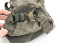 Luftwaffe, Gasmaskenbeutel  für Fallschirmjäger. Getragenes Stück, Hersteller bwz. Druckknöpfe und Reissverschluss gängig.. Der D-Ring an Beutel mit älterer Reparaturstelle