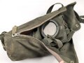 Luftwaffe, Gasmaskenbeutel  für Fallschirmjäger. Getragenes Stück, Hersteller bwz. Druckknöpfe und Reissverschluss gängig.. Der D-Ring an Beutel mit älterer Reparaturstelle