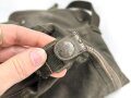 Luftwaffe, Gasmaskenbeutel  für Fallschirmjäger. Getragenes Stück, Hersteller bwz. Druckknöpfe und Reissverschluss gängig.. Der D-Ring an Beutel mit älterer Reparaturstelle