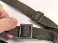 Luftwaffe, Gasmaskenbeutel  für Fallschirmjäger. Getragenes Stück, Hersteller bwz. Druckknöpfe und Reissverschluss gängig.. Der D-Ring an Beutel mit älterer Reparaturstelle