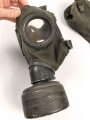 Luftwaffe, Gasmaskenbeutel  für Fallschirmjäger. Getragenes Stück, Hersteller bwz. Druckknöpfe und Reissverschluss gängig.. Der D-Ring an Beutel mit älterer Reparaturstelle
