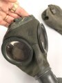 Luftwaffe, Gasmaskenbeutel  für Fallschirmjäger. Getragenes Stück, Hersteller bwz. Druckknöpfe und Reissverschluss gängig.. Der D-Ring an Beutel mit älterer Reparaturstelle