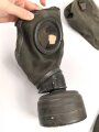 Luftwaffe, Gasmaskenbeutel  für Fallschirmjäger. Getragenes Stück, Hersteller bwz. Druckknöpfe und Reissverschluss gängig.. Der D-Ring an Beutel mit älterer Reparaturstelle