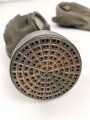 Luftwaffe, Gasmaskenbeutel  für Fallschirmjäger. Getragenes Stück, Hersteller bwz. Druckknöpfe und Reissverschluss gängig.. Der D-Ring an Beutel mit älterer Reparaturstelle