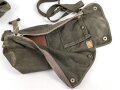 Luftwaffe, Gasmaskenbeutel  für Fallschirmjäger. Getragenes Stück, Hersteller bwz. Druckknöpfe und Reissverschluss gängig.. Der D-Ring an Beutel mit älterer Reparaturstelle