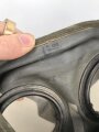 Luftwaffe, Gasmaskenbeutel  für Fallschirmjäger. Getragenes Stück, Hersteller bwz. Druckknöpfe und Reissverschluss gängig.. Der D-Ring an Beutel mit älterer Reparaturstelle