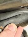 Luftwaffe, Gasmaskenbeutel  für Fallschirmjäger. Getragenes Stück, Hersteller bwz. Druckknöpfe und Reissverschluss gängig.. Der D-Ring an Beutel mit älterer Reparaturstelle