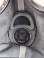 Luftwaffe, Gasmaskenbeutel  für Fallschirmjäger. Getragenes Stück, Hersteller bwz. Druckknöpfe und Reissverschluss gängig.. Der D-Ring an Beutel mit älterer Reparaturstelle