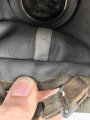 Luftwaffe, Gasmaskenbeutel  für Fallschirmjäger. Getragenes Stück, Hersteller bwz. Druckknöpfe und Reissverschluss gängig.. Der D-Ring an Beutel mit älterer Reparaturstelle