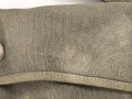 Luftwaffe, Gasmaskenbeutel  für Fallschirmjäger. Getragenes Stück, Hersteller bwz. Druckknöpfe und Reissverschluss gängig.. Der D-Ring an Beutel mit älterer Reparaturstelle