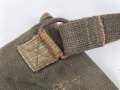Luftwaffe, Gasmaskenbeutel  für Fallschirmjäger. Getragenes Stück, Hersteller bwz. Druckknöpfe und Reissverschluss gängig.. Der D-Ring an Beutel mit älterer Reparaturstelle