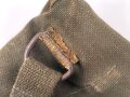 Luftwaffe, Gasmaskenbeutel  für Fallschirmjäger. Getragenes Stück, Hersteller bwz. Druckknöpfe und Reissverschluss gängig.. Der D-Ring an Beutel mit älterer Reparaturstelle