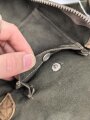 Luftwaffe, Gasmaskenbeutel  für Fallschirmjäger. Getragenes Stück, Hersteller bwz. Druckknöpfe und Reissverschluss gängig.. Der D-Ring an Beutel mit älterer Reparaturstelle