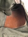 Luftwaffe, Gasmaskenbeutel  für Fallschirmjäger. Getragenes Stück, Hersteller bwz. Druckknöpfe und Reissverschluss gängig.. Der D-Ring an Beutel mit älterer Reparaturstelle