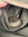 Luftwaffe, Gasmaskenbeutel  für Fallschirmjäger. Getragenes Stück, Hersteller bwz. Druckknöpfe und Reissverschluss gängig.. Der D-Ring an Beutel mit älterer Reparaturstelle
