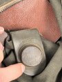 Luftwaffe, Gasmaskenbeutel  für Fallschirmjäger. Getragenes Stück, Hersteller bwz. Druckknöpfe und Reissverschluss gängig.. Der D-Ring an Beutel mit älterer Reparaturstelle