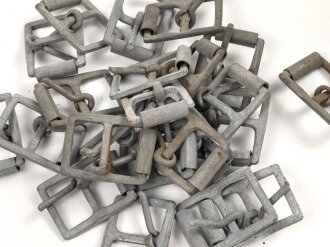 Metallbeschlag aus Wehrmachtsbeständen. Eisen, 24 x 32mm, sie erhalten ein ( 1 ) Stück