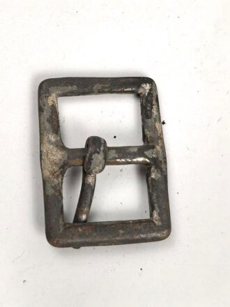 Metallbeschlag aus Wehrmachtsbeständen. Eisen, 24 x 32mm, angerostet, sie erhalten ein ( 1 ) Stück