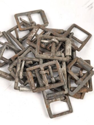 Metallbeschlag aus Wehrmachtsbeständen. Eisen, 24 x 32mm, angerostet, sie erhalten ein ( 1 ) Stück