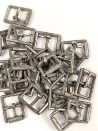 Metallbeschlag aus Wehrmachtsbeständen. Aluminium , 24 x 32mm, sie erhalten ein ( 1 ) Stück