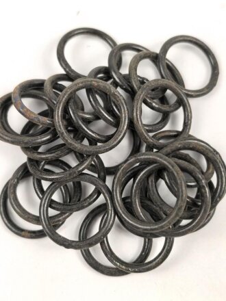 Metallbeschlag aus Wehrmachtsbeständen. Eisen, Durchmesser aussen gemessen 32,5mm. Jeweils original schwarz lackiert.Sie erhalten ein ( 1 ) Stück