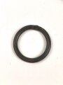Metallbeschlag aus Wehrmachtsbeständen. Eisen, Durchmesser aussen gemessen 32,5mm. Jeweils original schwarz lackiert.Sie erhalten ein ( 1 ) Stück