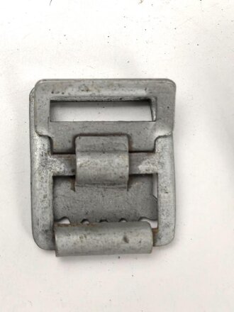 Metallbeschlag aus Wehrmachtsbeständen. Eisen, 27 x 32mm,  sie erhalten ein ( 1 ) Stück