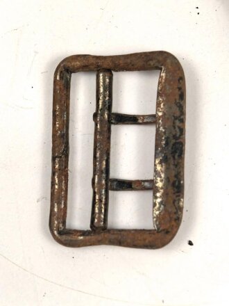 Metallbeschlag aus Eisen für Hose. Angerostet, Höhe aussen gemessen 32,5mm, sie erhalten ein ( 1 ) Stück