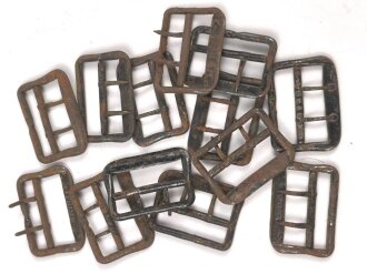 Metallbeschlag aus Eisen für Hose. Angerostet, Höhe aussen gemessen 32,5mm, sie erhalten ein ( 1 ) Stück
