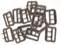 Metallbeschlag aus Eisen für Hose. Angerostet, Höhe aussen gemessen 32,5mm, sie erhalten ein ( 1 ) Stück